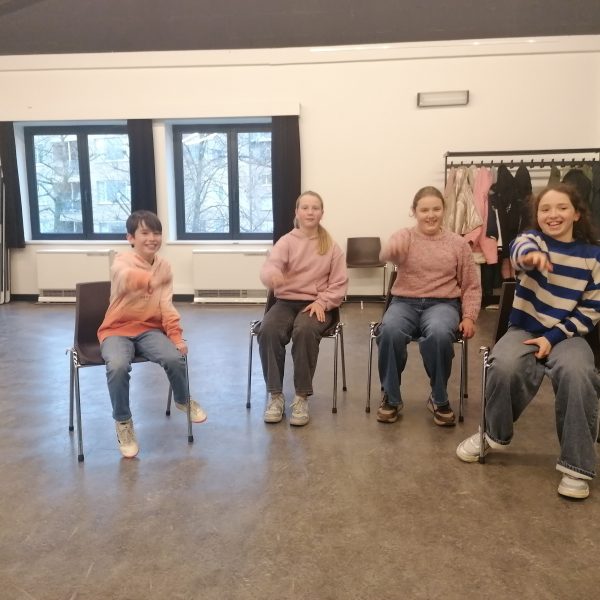 Bewegen met stoelen: Rosas danst Rosas